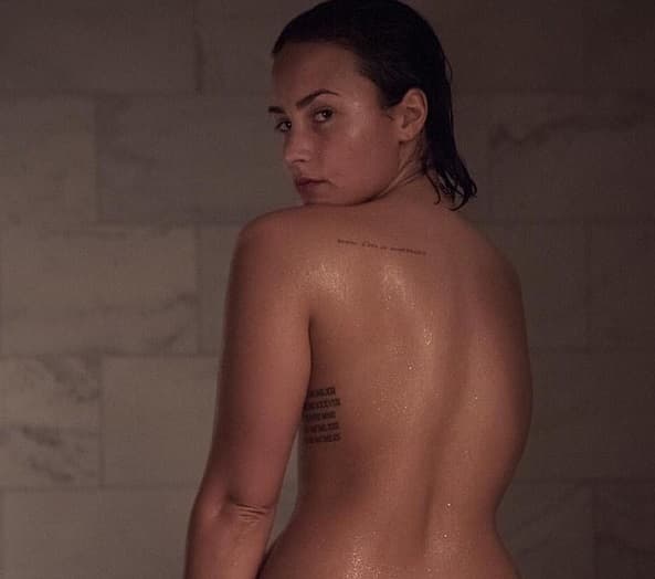 En 'Demi Lovato: Simply Complicated', la actriz y cantante resaltó que cuando comenzó a consumir cocaína la amó; además, confesó: "Mi papá era un adicto y un alcohólico y creo que siempre busqué lo que él encontró en el alcohol y las drogas porque eso lo llenaba y lo eligió en vez de a su propia familia".