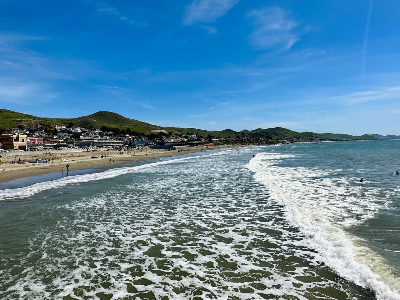 <b>Cayuco</b> tiene playas aptas para perros y los lugares para surfear de clase mundial. Además de numerosos senderos para andar en bicicleta, caminar y montar a caballo atravesando las colinas cercanas.
<br>