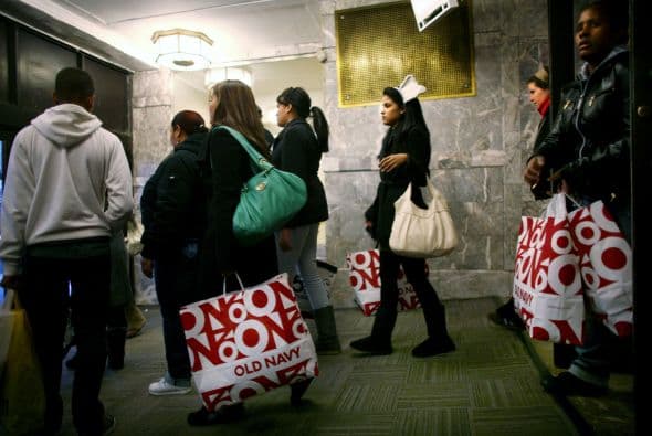 5. NO OLVIDES LAS TIENDAS PEQUE'AS- El Viernes Negro es una festividad en la que participan hasta las tiendas más pequeñas así que no las subestimes, ellas también te ofrecerán descuentos que podrían ser aún más atractivos que en los grandes establecimientos.