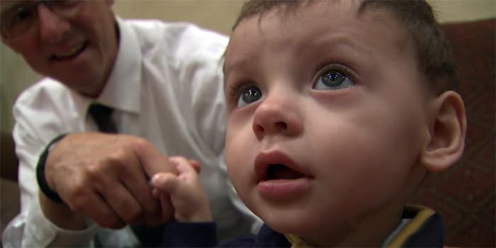 Madre latina de Texas recupera al hijo que le cambiaron al nacer en El Salvador