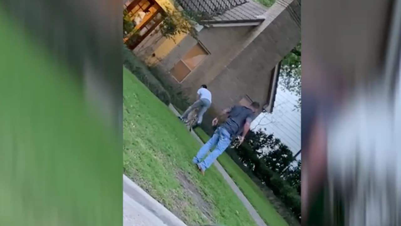 El oficial apuntaba con su arma al
<b><a href="https://www.univision.com/local/houston-kxln/hasta-tres-tigres-han-sido-rescatados-en-los-ultimos-anos-en-houston-fotos">tigre</a></b> cuando un hombre salió de una casa y le suplicó que no disparara y se lo llevó.
<br>