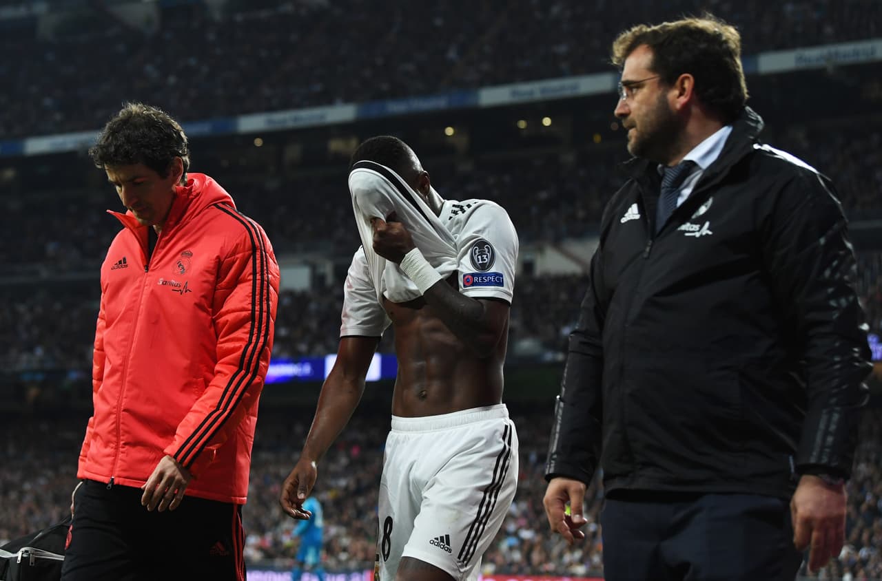 El brasileño hizo más evidente su tristeza y frustración por la salida lesionado, sin éxito y con su equipo abajo en el marcador contra Ajax en los Octavos de Final en la Champions League.