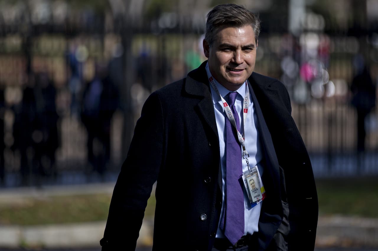 <b>Acosta tiene de nuevo pase de prensa.</b> La cadena CNN demandó al la Casa Blanca por retirar la credencial de su reportero Jim Acosta luego de un intercambio tenso con Trump por una pregunta sobre la caravana de migrantes.
<a href="https://www.univision.com/noticias/juicios/el-juez-obliga-a-trump-a-devolver-temporalmente-al-periodista-jim-acosta-su-credencial-para-entrar-a-la-casa-blanca">Un juez ordenó la restitución inmediata de la credencial</a>, mientras la corte continúa indagando los detalles del caso.