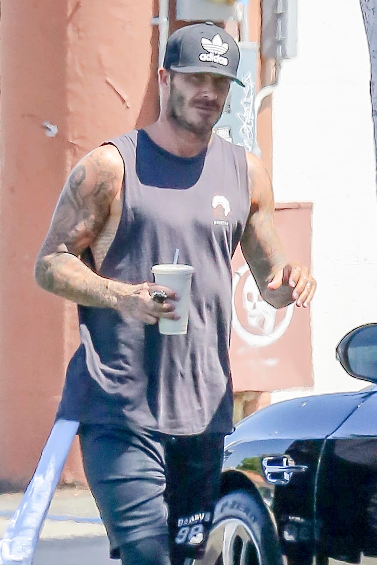 Es que en verdad encontrarse con esos brazos por las calles es digno de querer tener una foto.