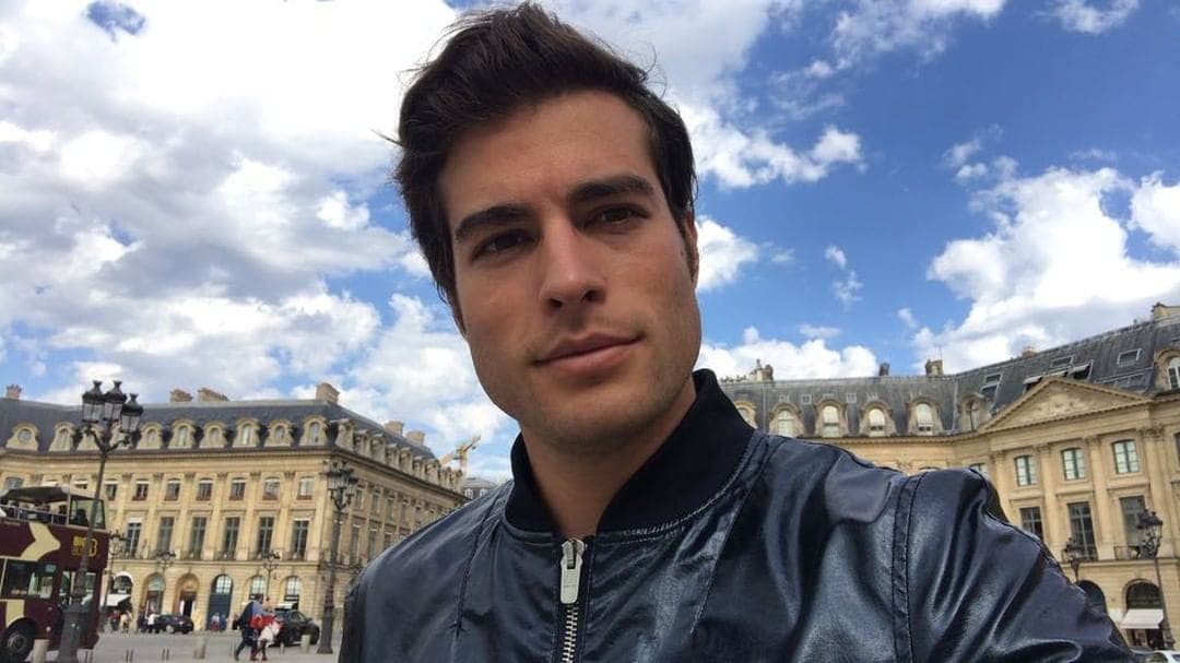 Mientras que Carrera confesó que en ese momento pensó "qué chava tan extraña, yo no tenía planes de venir a México […] Y al mes estaba en México, a punto de trabajar juntos, primero en 'Pasión y poder' y luego nos tocó en 'Hijas de la luna'", recordó el galán de telenovelas.
<br>