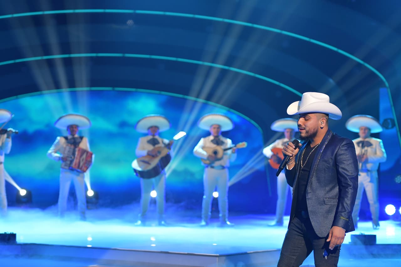 Espinoza llegó para desearle mucha suerte a los dos equipos.