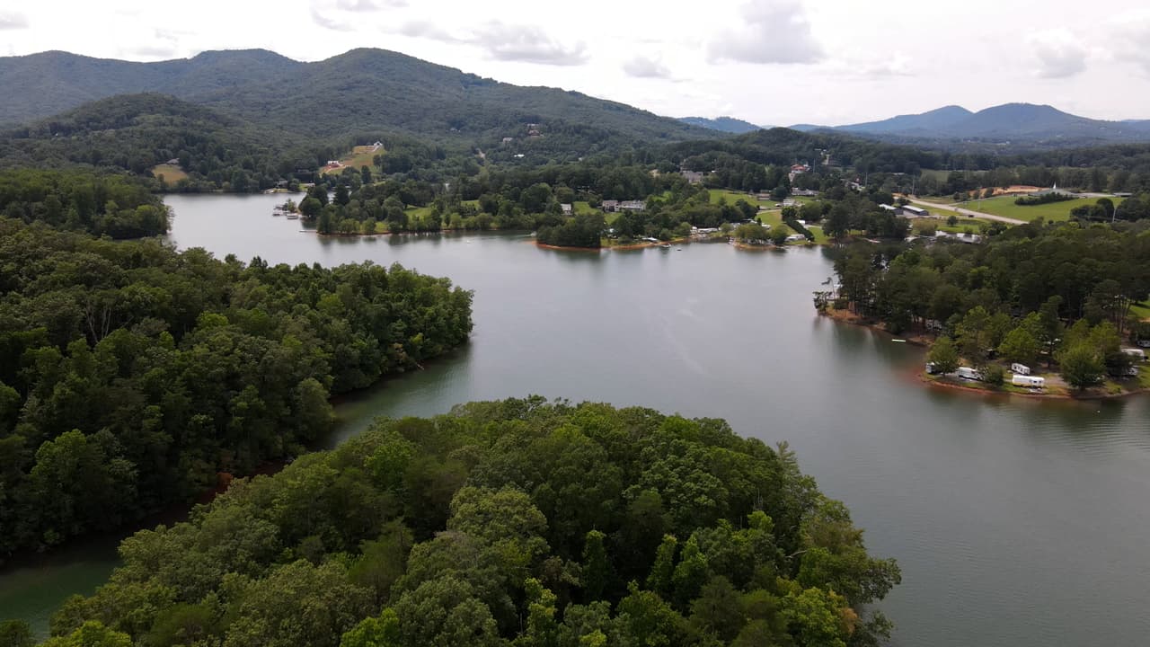 Este impresionante cuerpo de agua se encuentra ubicado en 
<b><a href="https://goo.gl/maps/Ho38MFBWCgpWJfSTA">Hiawassee</a></b>, a unas 111 millas en auto al norte de Atlanta, en la línea que divide al estado con Carolina del Norte.