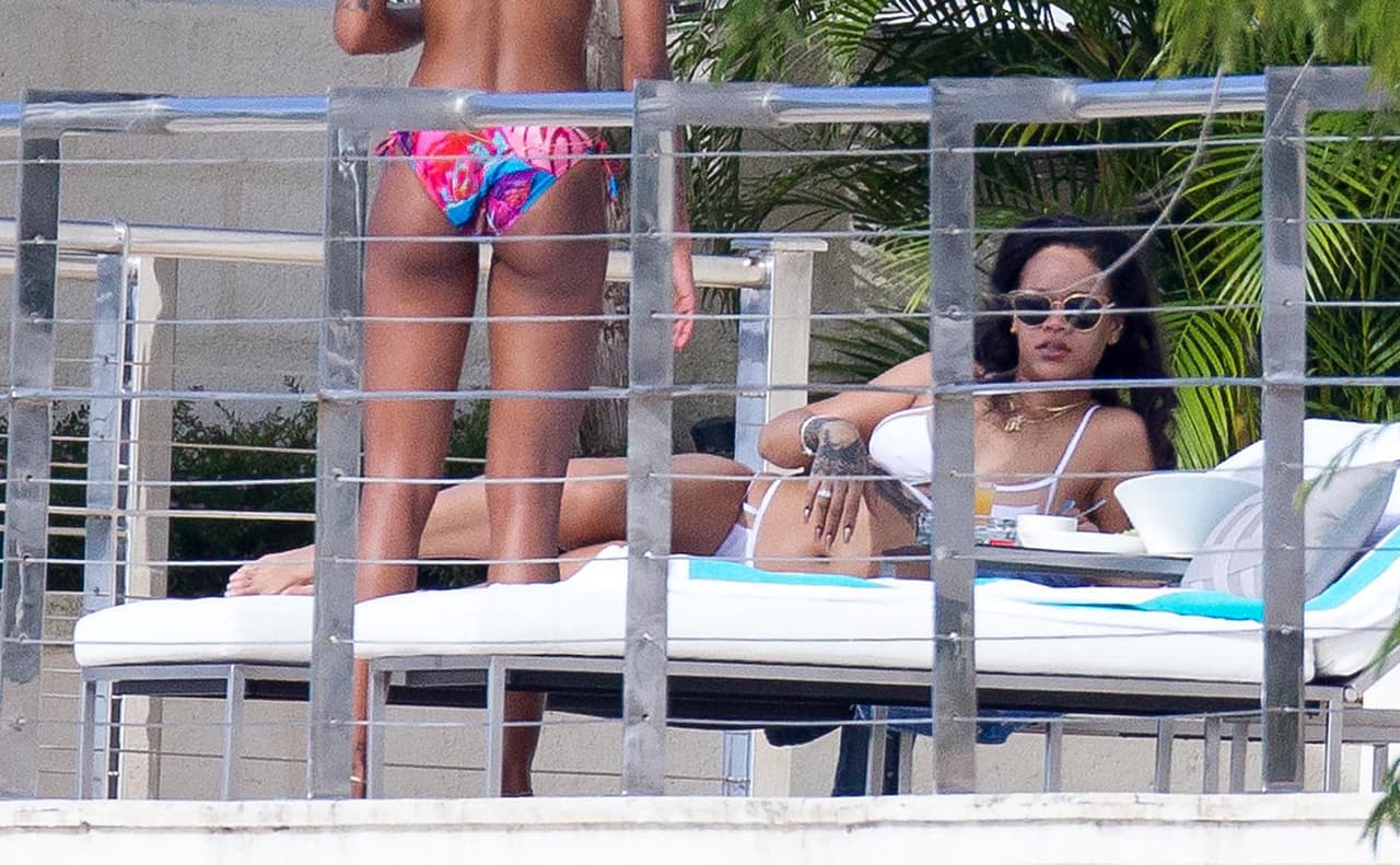 El paparazzi no perdió de vista cada movimiento de la sexy cantante.