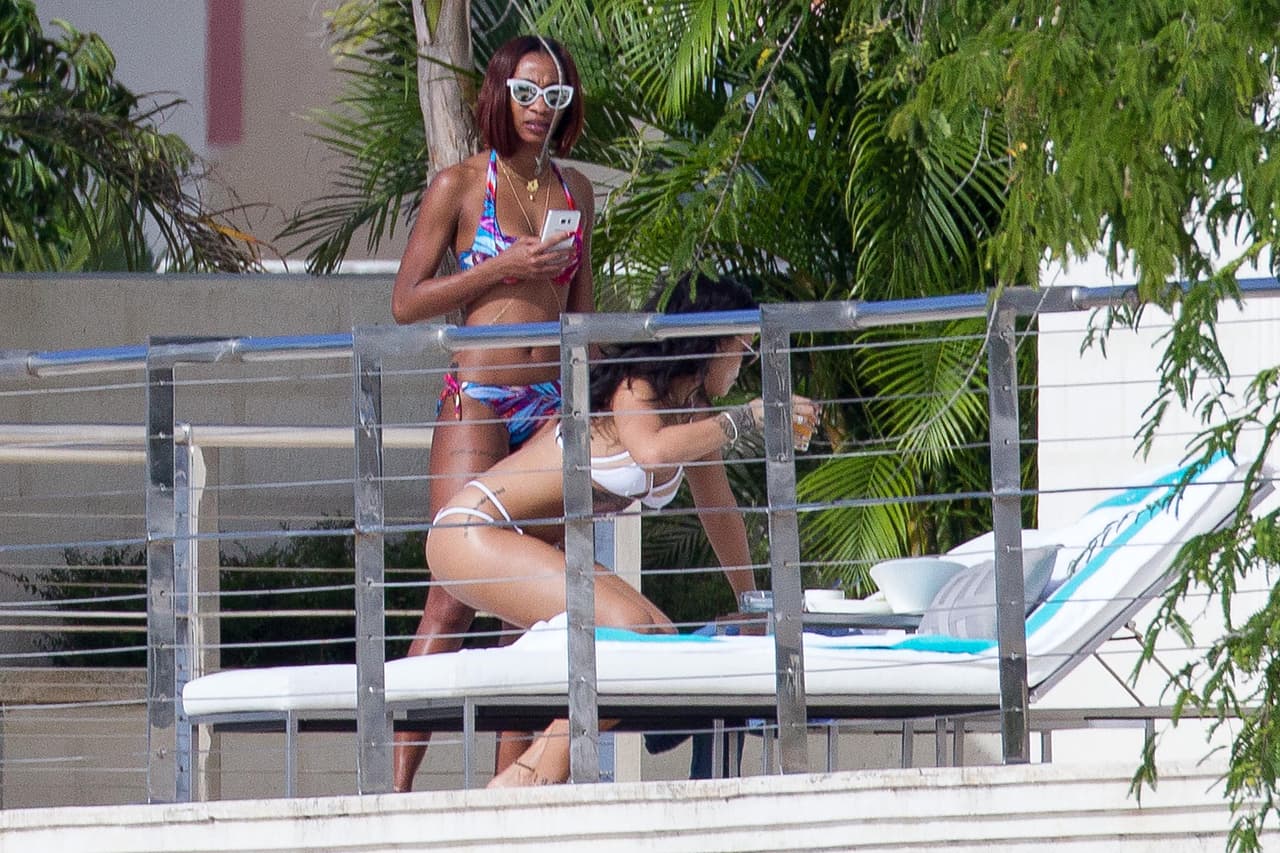 Por supuesto, estaba muy bien acompañada.