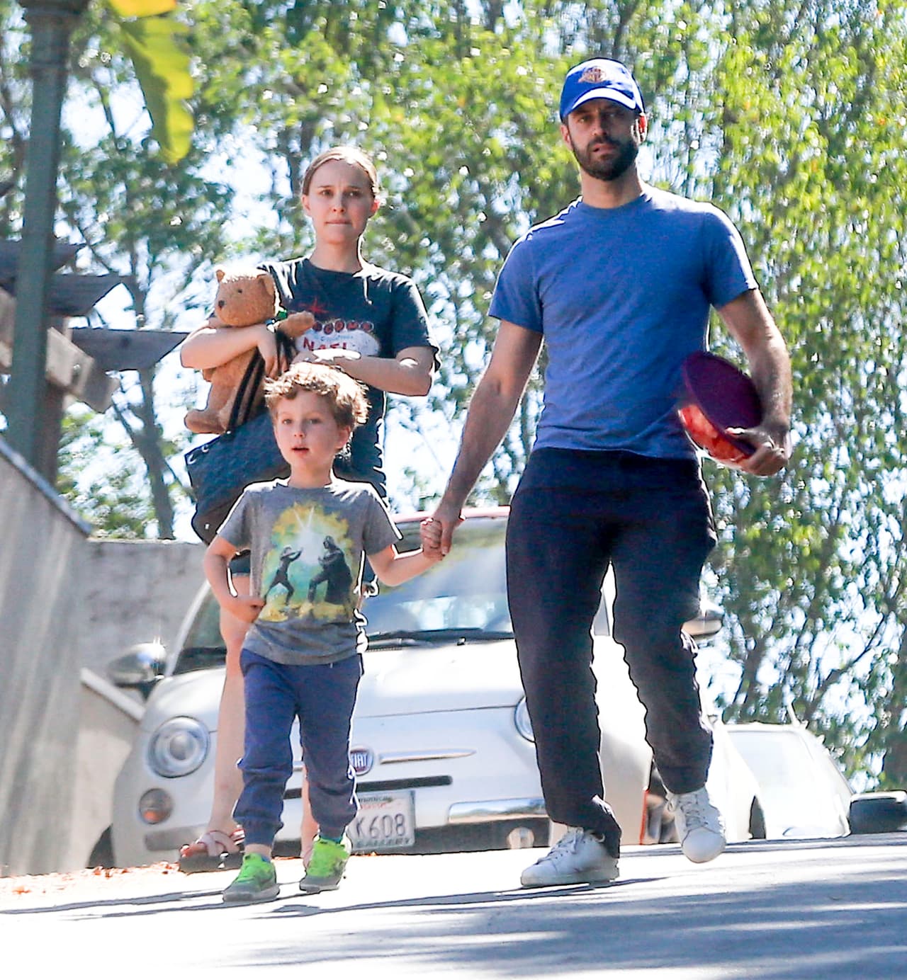 Los paparazzi la captaron junto a su esposo e hijo a las afueras de su casa de Los Ángeles.