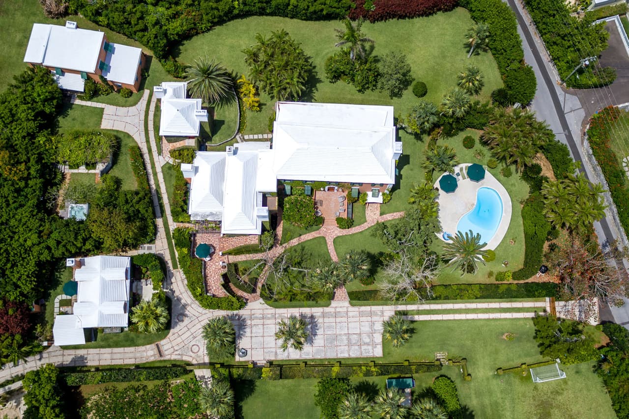 Michael Douglan confesó a Architectral Digest que se establecieron en esta propiedad cuando buscaban un lugar campirano y descubrieron que era más fácil llegar a Bermudas que los Hamptons por la distancia.