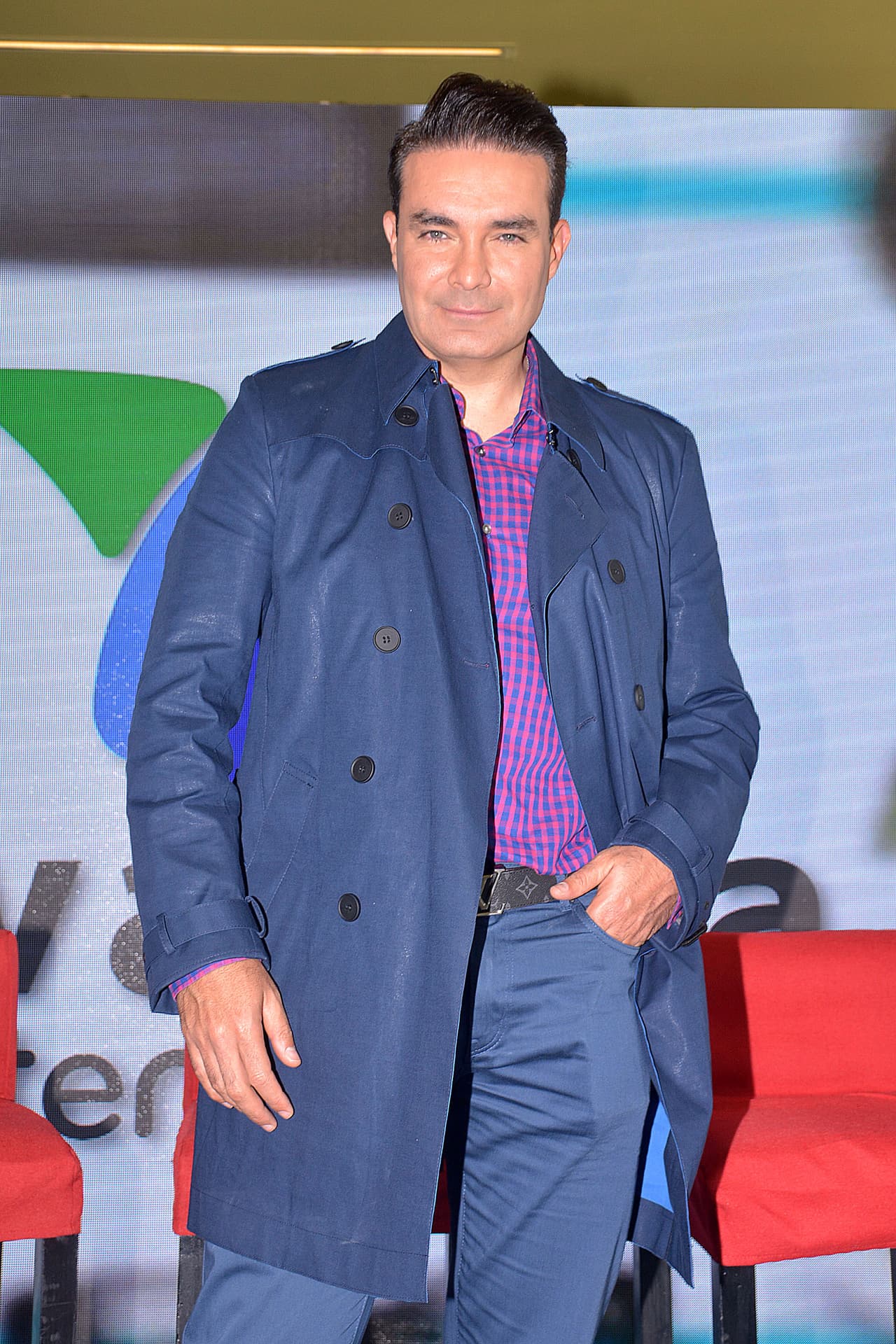 "Uno tiene que ir evolucionando y transformándose con el tiempo, por más que quiera 
<b><a href="https://www.univision.com/entretenimiento/celebridades/la-bebe-de-mauricio-islas-cada-vez-se-parece-mas-a-el-fotos" target="_blank">no puedo interpretar a un chavo de 30 años</a></b> ni mucho menos", admitió en la entrevista.