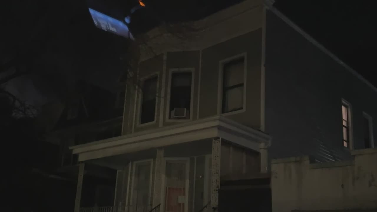 Hallan droga y armas en sótano de casa en el Bronx; detienen a 8 presuntos invasores