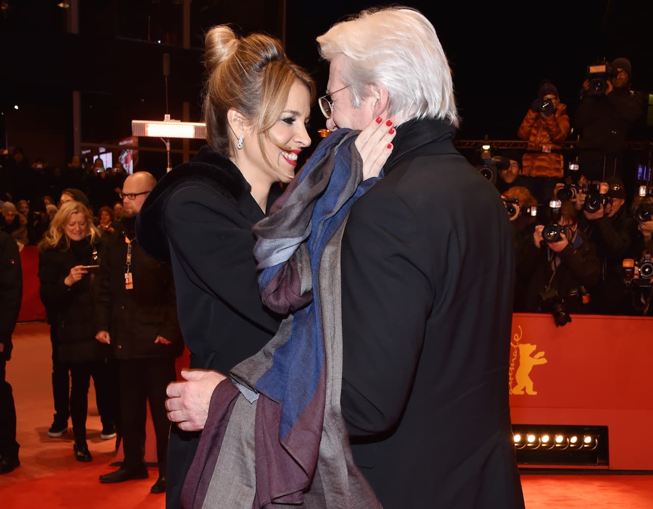 Richard Gere y Alejandra Silva lucieron muy enamorados en Berlín.