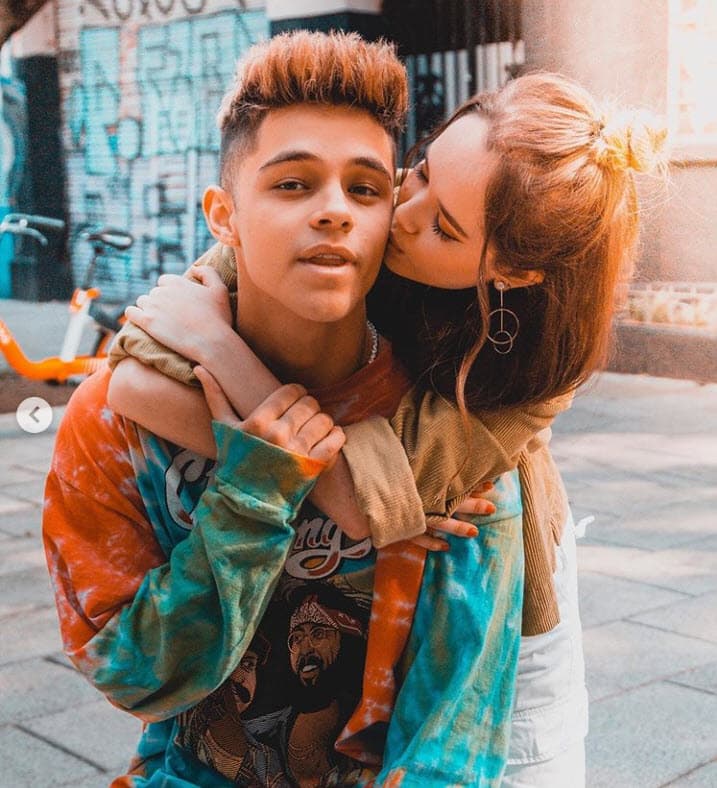 Se trata de 
<b><a href="https://www.instagram.com/alexhoyer_/?hl=es-la" target="_blank">Alex Hoyer</a></b>, un joven músico y actor de 22 años nacido en Los Ángeles. Él participó en la telenovela juvenil '
<b><a href="http://mx.mundonick.com/programas/kallys-mashup/bin4jl" target="_blank">Kally's Mashup'</a></b> de la cadena Nickelodeon. 
<br>