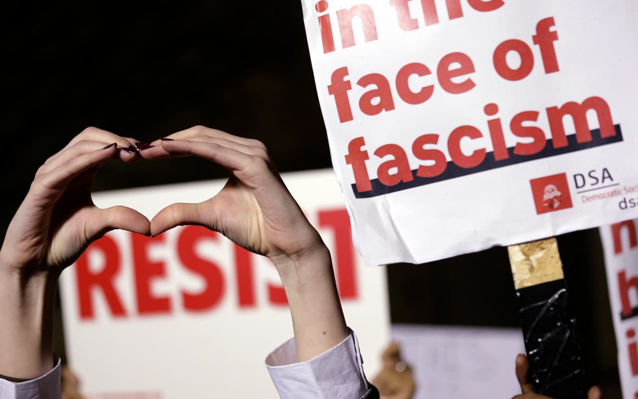 Los manifetantes llamaban a "resisitir" y lanzaban mensajes de bienvenida y solidaridad con los refugiados.