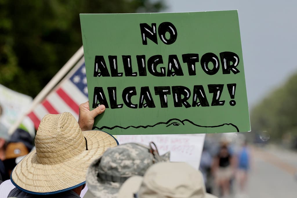 Grupos ambientalistas, organizaciones proinmigrantes y residentes de poblados cercanos a los Everglades manifestaron su desacuerdo con la construcción de 
<a href="https://www.univision.com/local/miami-wltv/fiscal-florida-convertir-aeropuerto-abandonado-detencion-ice" target="_blank">un centro de detención en una pista aérea abandonada rodeada de caimanes</a>.