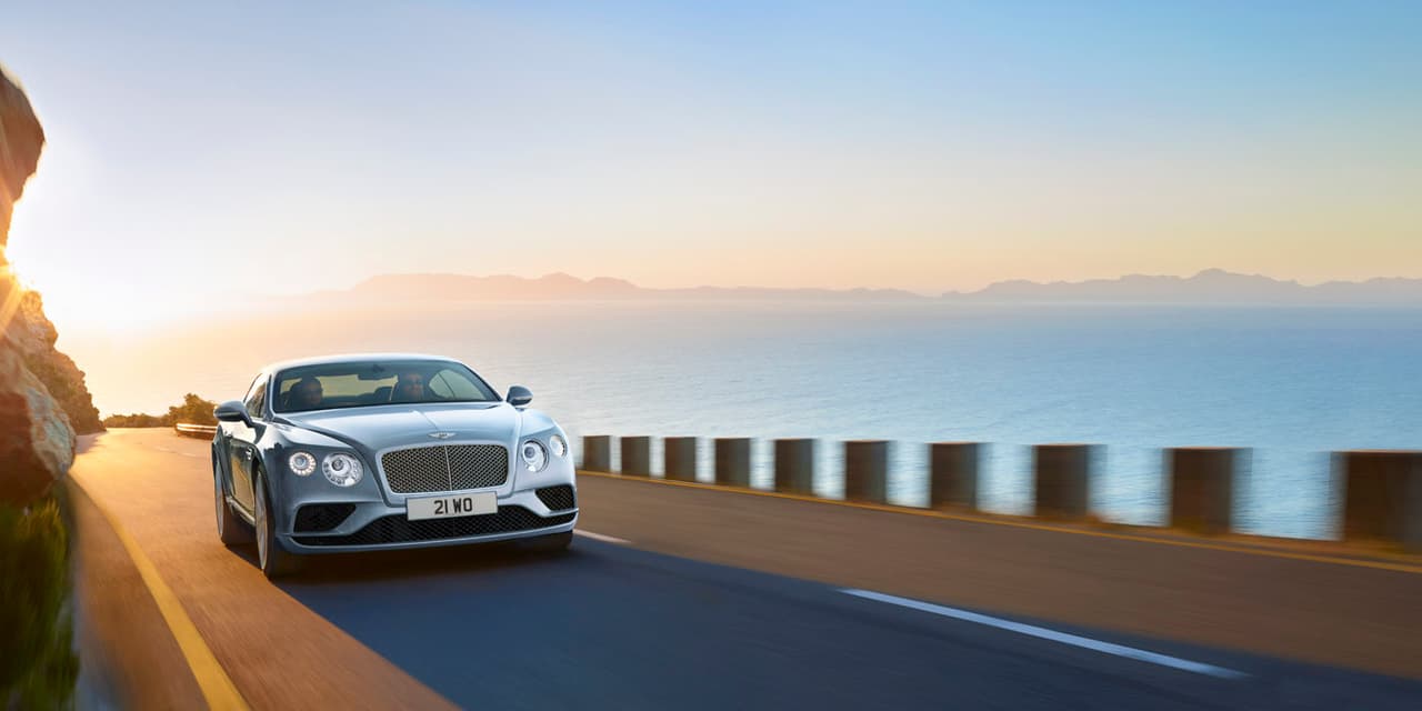 Pese a haber nacido en Estados Unidos, Romeo Santos parece encontrar el lujo en autos europeos: su garaje cuenta con un 
<b><a href="http://www.univision.com/noticias/bentley">Bentley</a> Continental GT</b> como éste. Su precio supera los 240,000 dólares.