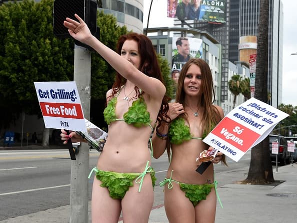 Activistas de la organización ‘PETA’ lanzaron una creativa campaña para impulsar el uso y consumo de productos vegetarianos durante las fiestas de Memorial Day.