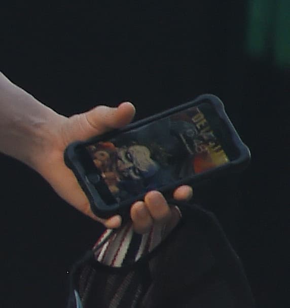 Las cámaras captaron el celular de Leto y se percataron que trae una imagen del Joker como fondo de pantalla.