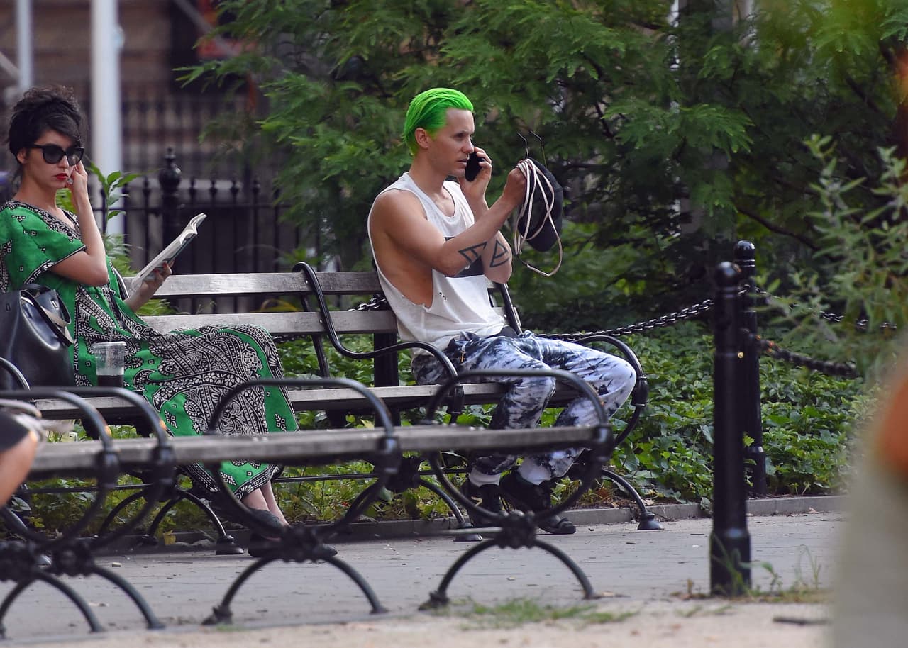 Ahora lo vemos pasear de lo más tranquilo con un cabello verde bastante enlamado.