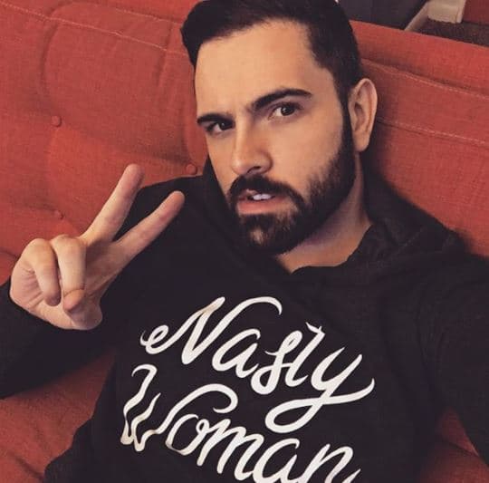 El también dibujante de tiras cómicas relató que, en un momento de su sueño, el pequeño fantasma caminaba hacia él lentamente, como si le costara trabajo, ante la imposibilidad de movimiento del escritor, pues dijo, constantemente sufre de paralisis de sueño.