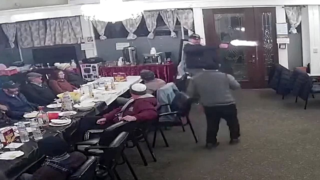 Video muestra a hombre disparar dentro de una sinagoga en San Francisco; rabino lo llama “ataque terrorista”