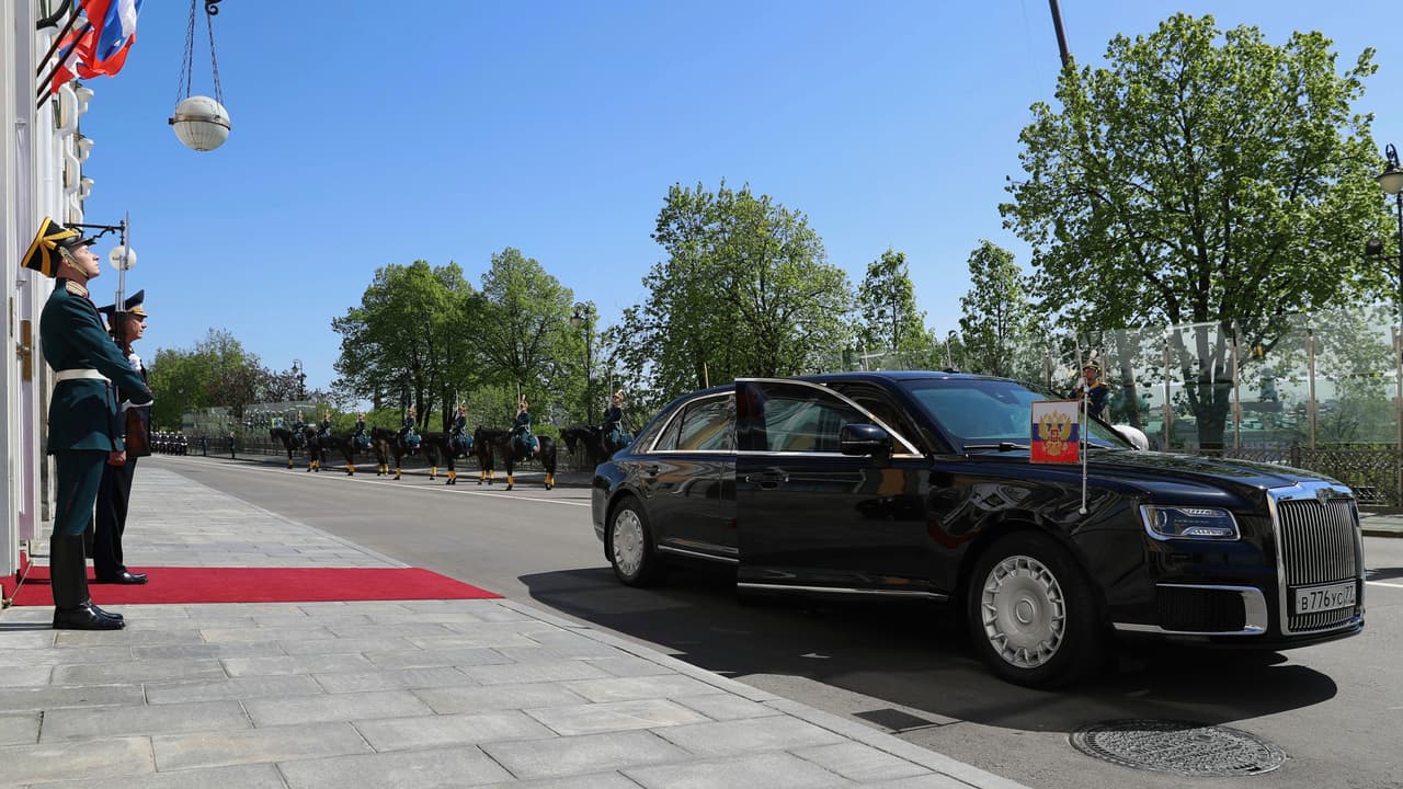 En defensa de Aurus hay que decir que es muy difícil darle un aspecto 
<b>estilizado y moderno</b> a un vehículo de las dimensiones de una limusina presidencial, especialmente cuando tienen que llevar a cuestas una enorme ración de equipos de seguridad y comunicaciones. Esto no quiere decir que sea imposible lograrlo, como nos lo demuestra constantemente Mercedes-Benz, el fabricante de la antigua limusina presidencial del mismo Putin y de la actual
<b> <a href="https://www.univision.com/noticias/autos-y-famosos/duelo-de-limusinas-presidenciales-estados-unidos-vs-corea-del-norte-fotos" target="_blank">limusina de Kim Jong Un</a></b>.