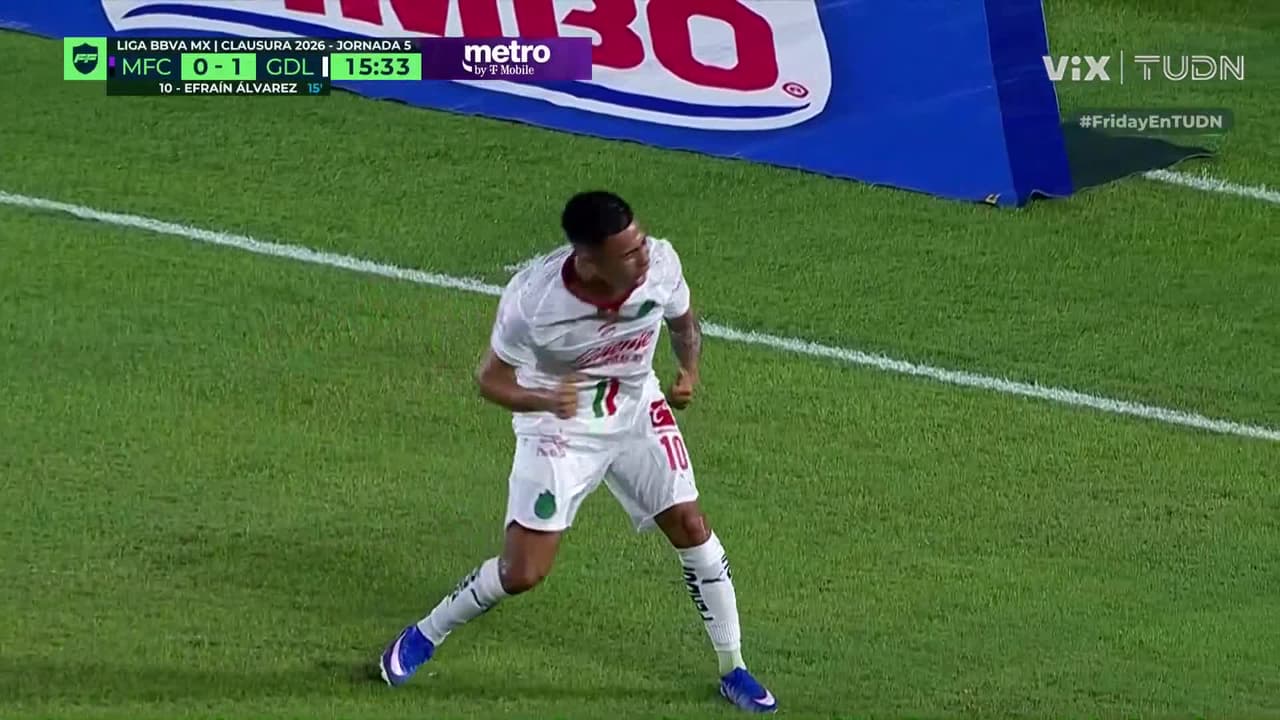 ¡Gol de Chivas! Efraín cobra el tiro libre y la barrera le ayuda para el 1-0
