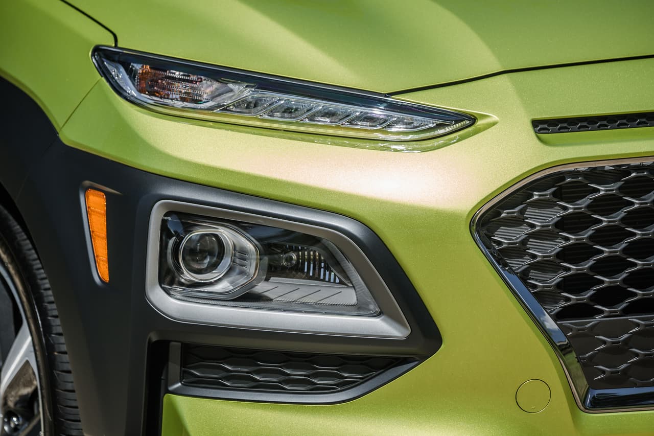 <b>Hyundai Kona 2018</b>
<br>Los faros delanteros de LED's tienen un diseño peculiar, siendo sumamente angostos y al mismo tiempo alargados.