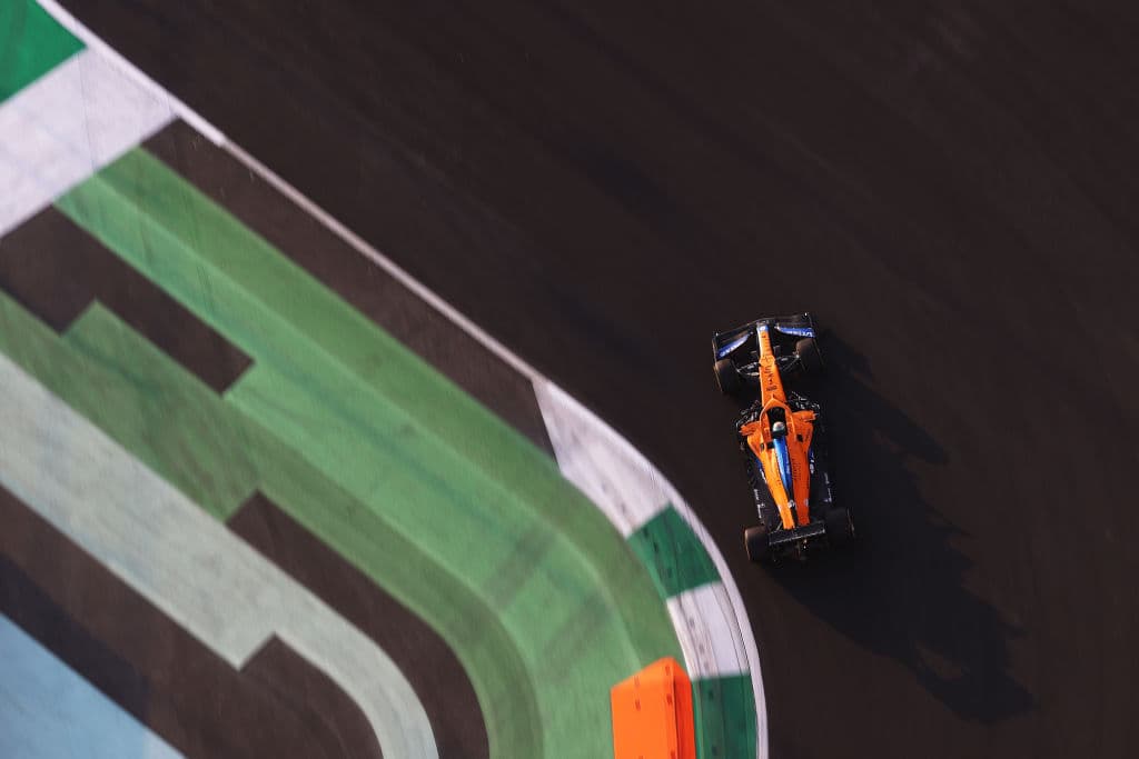 El mexicano Sergio Pérez finalizó en la novena posición de la Q2 en una complicada sesión para la escudería Red Bull dónde Max Verstappen terminó en el cuarto sitio. El siete veces campeón del mundo inglés Lewis Hamilton de Mercedes fue el más rápido este viernes, por delante de su compañero finlandés Valtteri Bottas, en el segundo entrenamiento libre para el Gran Premio de Arabia Saudí, el vigésimo primero y penúltimo del Mundial de Fórmula Uno, que se disputa en el circuito urbano.