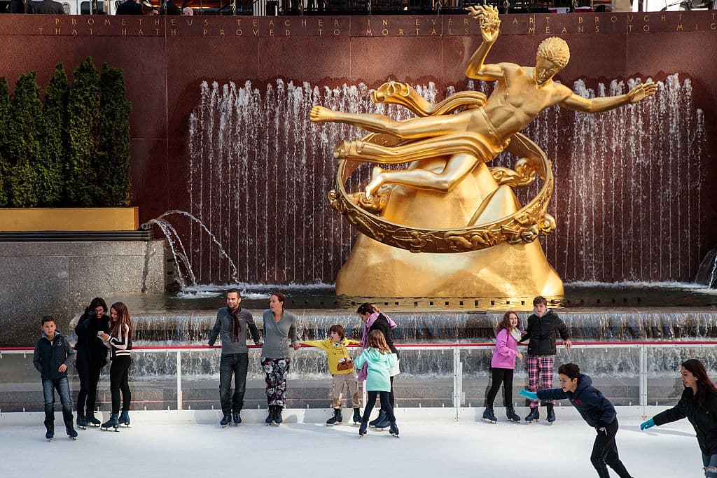 La pista para patinaje sobre el hielo tiene capacidad para 150 patinadores a la vez, y como miles de personas quieren patinar en ella, es mejor hacer reservaciones de antemano.
<br>
<br>