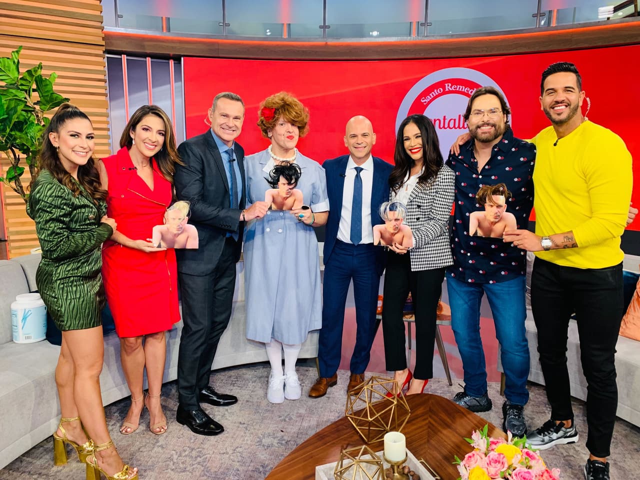 Después de tanta algarabía, nuestros queridos presentadores posaron al lado del Dr. Juan para la foto del recuerdo, con todo y las ideas que le ofreció Doña Meche.