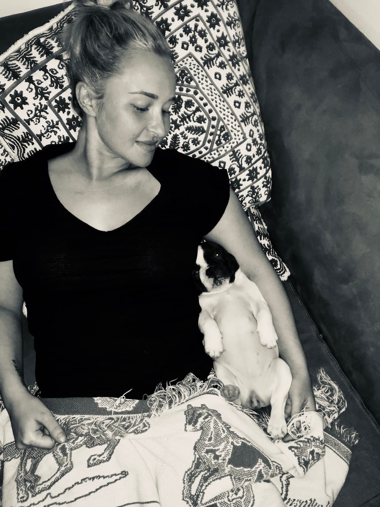 Fue arrestado por violencia doméstica y, según los informes, la policía descubrió 'enrojecimiento y marcas' en el cuerpo de Panettiere. Fue puesto en libertad 
<a href="https://www.dailymail.co.uk/tvshowbiz/article-8017159/Hayden-Panettieres-boyfriend-Brian-Hickerson-arrested-domestic-violence.html" target="_blank">después de pagar una fianza de $50,000</a>. Se le ordenó permanecer a 100 yardas de la estrella, informó 
<a href="https://www.tmz.com/2020/02/18/hayden-panettiere-boyfriend-arrested-domestic-violence-punched-face-brian-hickerson/" target="_blank">Page Six</a>.