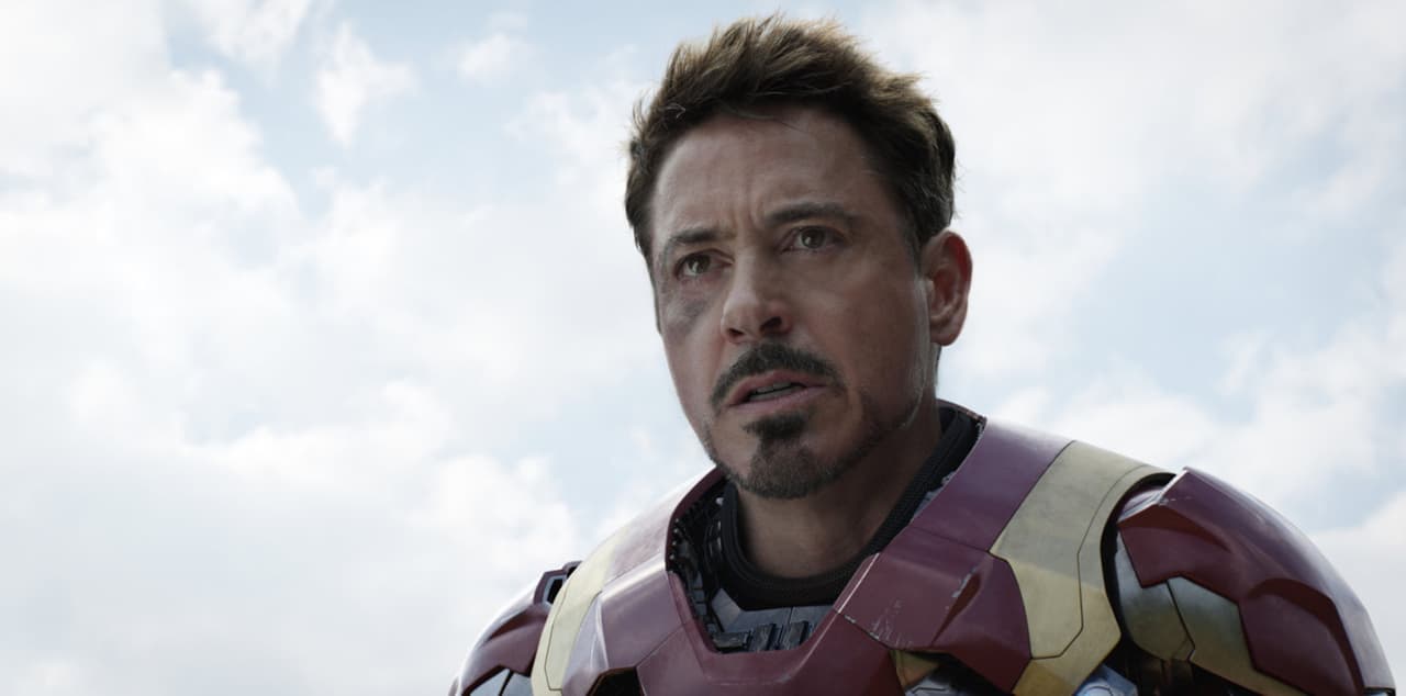 En ‘Capitán América: Civil War’ (2016), los fans del MCU pudieron ver más de cerca cómo era la relación entre Tony con su padre cuando era joven, en donde vemos al actor con un semblante similar al que presumía en su juventud.