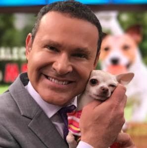 Alan Tacher es otro de los conductores que tiene el cariño de un canino. Su perrita Boo llena de alegría su hogar. Incluso, Alan Tacher en una ocasión admitió que si se siente muy bien físicamente es por su mascota; esto después de escuchar a Carolina Sarassa hablar de los siete beneficios para la salud que obtiene la gente con perros.