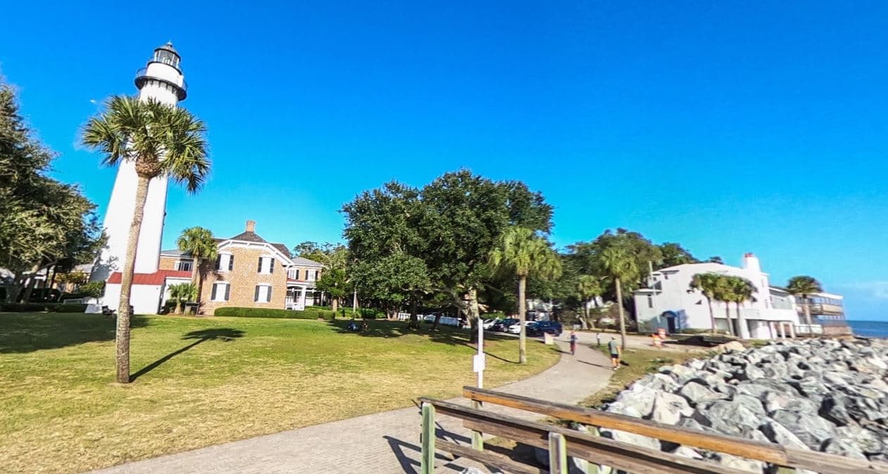 <b>VE A ST. SIMONS ISLAND</b>. El fin de semana del Día de los Caídos es tradicionalmente una gran fiesta en la playa. Tómate un descanso de la arena y sube los 129 escalones hasta la cima del faro de St. Simons Island para disfrutar de unas vistas espectaculares de la isla. Conoce más sobre la historia militar de la zona con una visita al Monumento Nacional Fort Frederica, o simplemente relájate con unas palomitas de maíz recién hechas y observa e la actividad en el muelle.