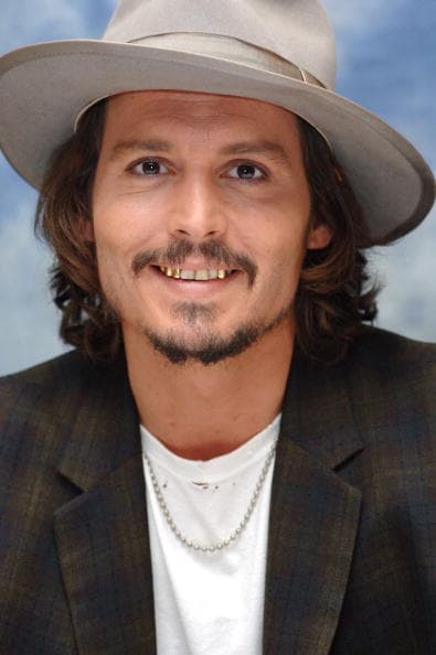 Otra estrella que con frecuencia lleva algunas piezas doradas en sus boca es el actor Johnny Depp.