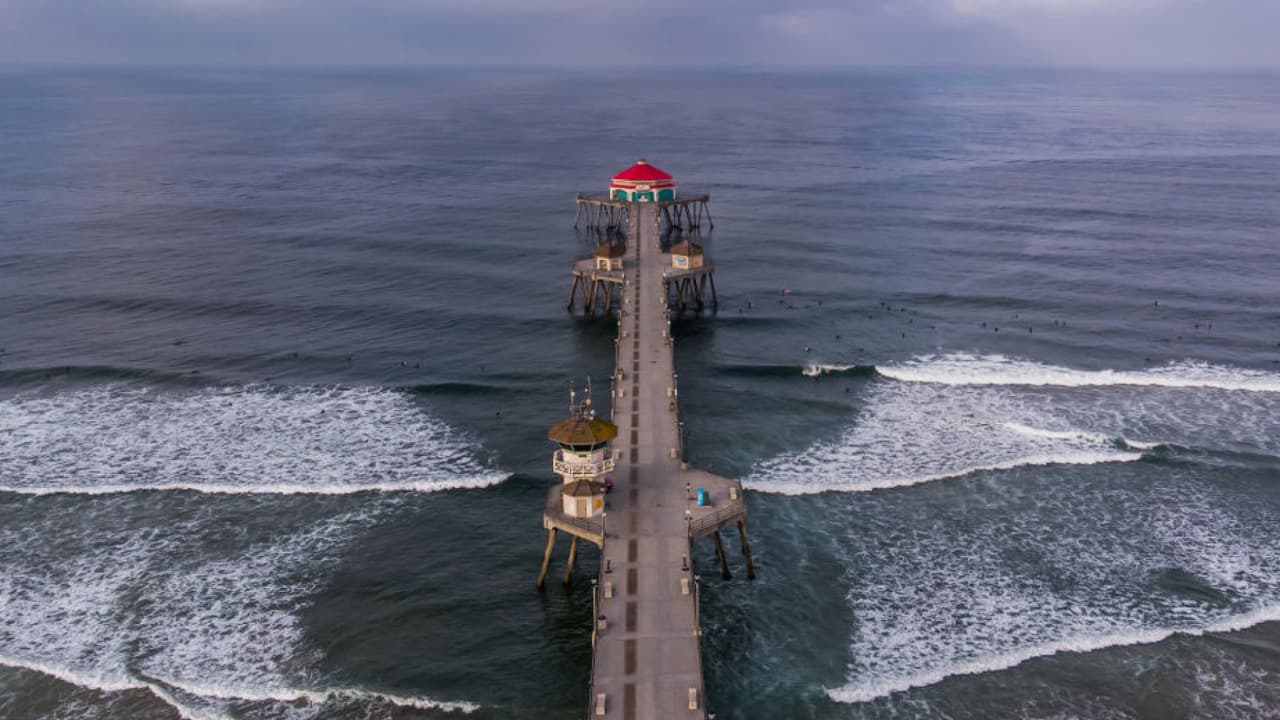 Petróleo derramado en las costas de Huntington Beach podría afectar el sedimento por los próximos 100 años
