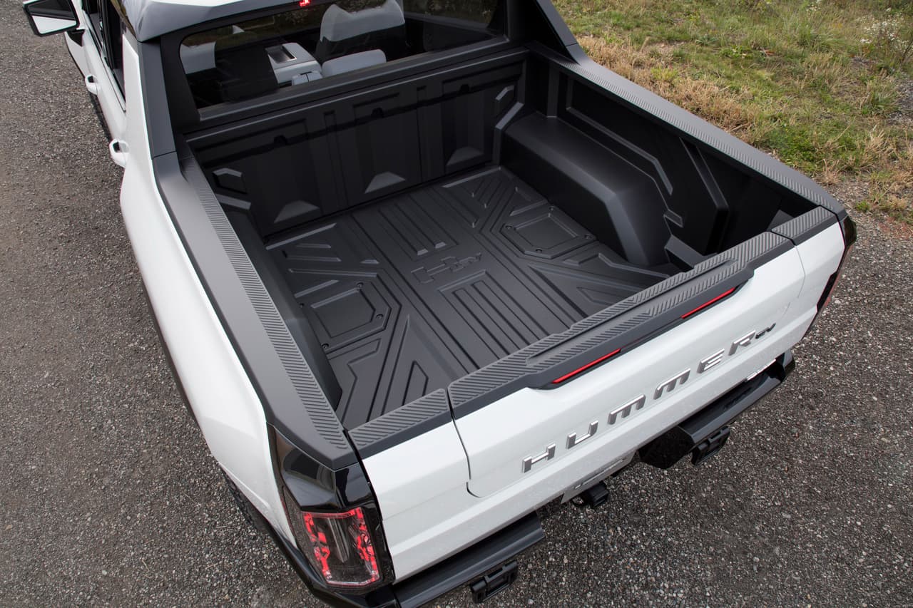 Al igual que la GMC Sierra Denali, la Hummer EV ofrece el portón trasero multifuncional que tiene un escalón abatible y múltiples configuraciones para diferentes propósitos.