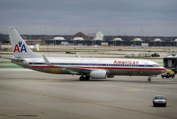 La aerolínea -cuyo presidente ejecutivo renunciante Gerard Arpey será reemplazado por Thomas Horton- explicó que la reorganización que emprenderá, en el marco del capítulo 11 de la ley de quiebras estadounidense, le permitirá reducir consistentemente sus costos de funcionamiento, principalmente en materia salarial.