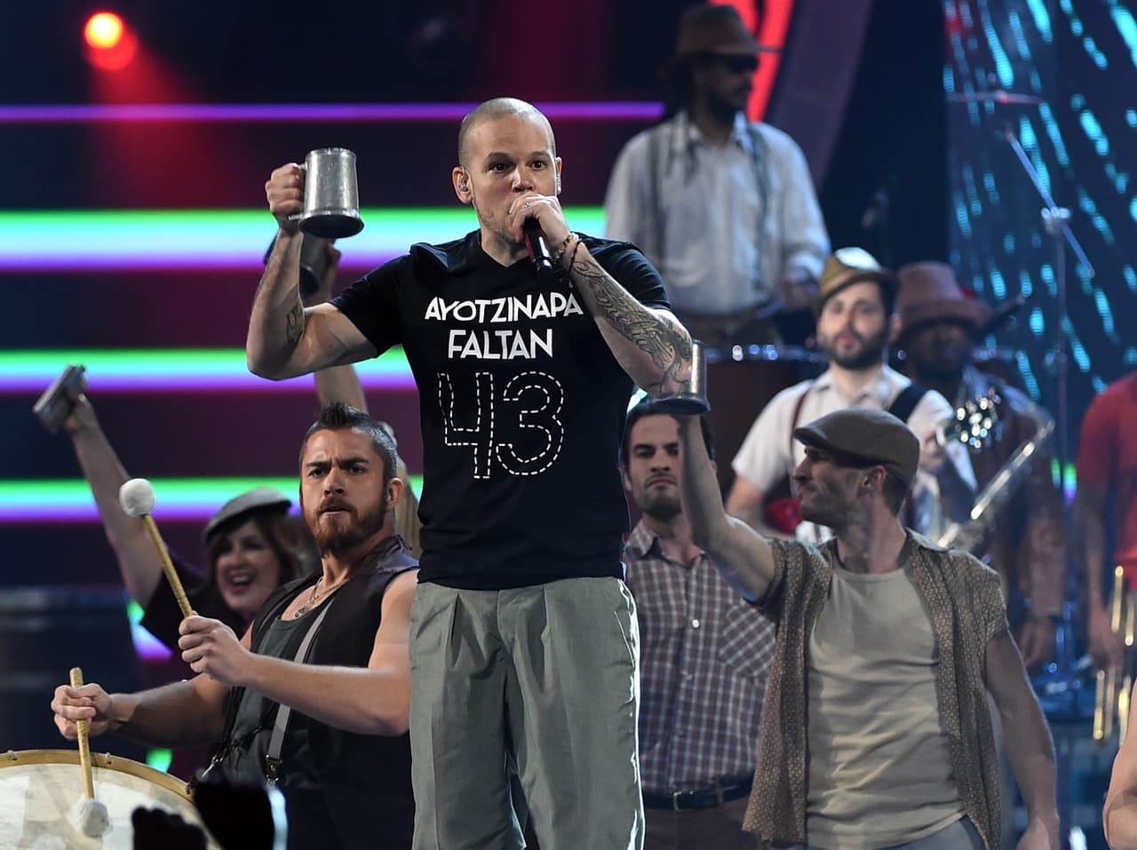 Adicional ellos han evolucionado en su mensaje, que aunque siempre ha sido irreverente y de protesta, en las presentaciones que han hecho en Latin GRAMMY han dejado implícito su mensaje de lucha, como en 2014 cuando René, vocalista de Calle 13 lució una playera con la leyenda 'Ayotzinapa Faltan 43'.
