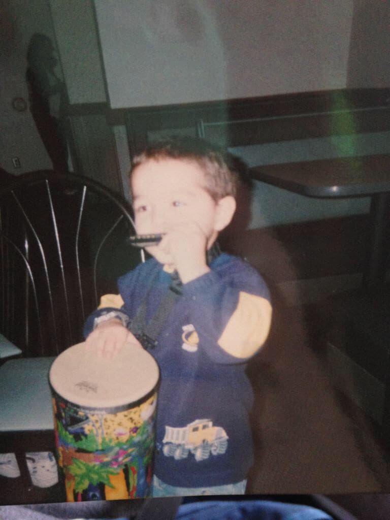 Jordan no dejó que su falta de español fuera impedimento. Este chico ha vivido siempre para la música.