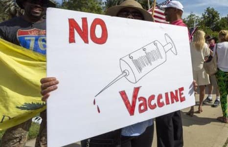 Senador Richard Pan pide que se garantice la seguridad de las personas que se quieren vacunar en California