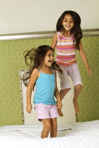 Sé coherente: si un día permites saltar en la cama y al otro no, los confundirás.