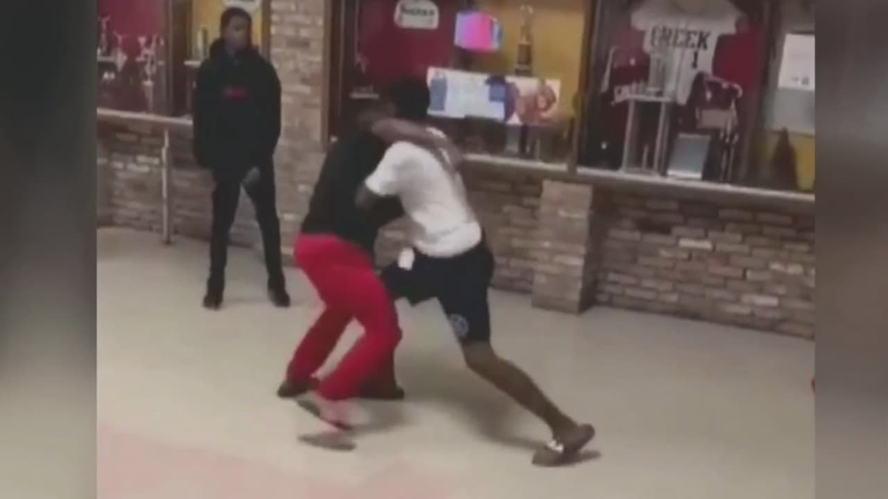 En video: un estudiante arrestado y otro herido luego de pelearse a puños en una escuela de Broward