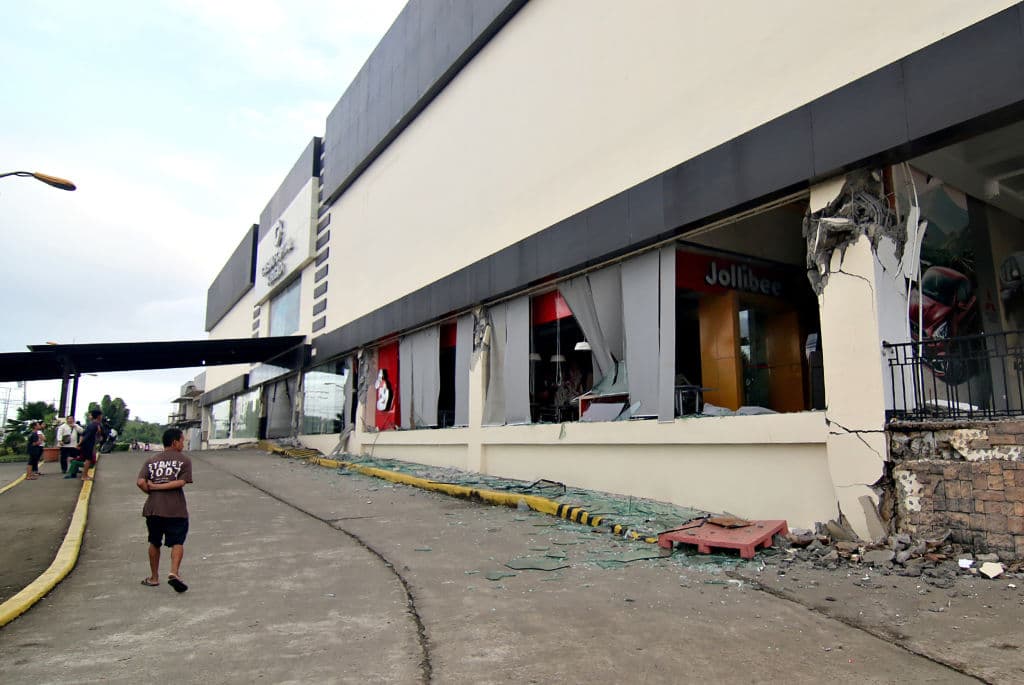 Al menos seis personas murieron, algunas de ellas tras ser golpeadas por escombros y otros objetos, dijo Gilbert Gonzales, funcionario provincial de respuesta a desastres. Otras 126 personas resultaron lesionadas en la ciudad de Surigao, a unas 430 millas (700 kilómetros) al sureste de Manila.