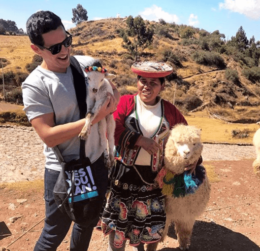 Él se siente orgulloso de ser latino y lo ha expresado en las imágenes en las que se le ve feliz.