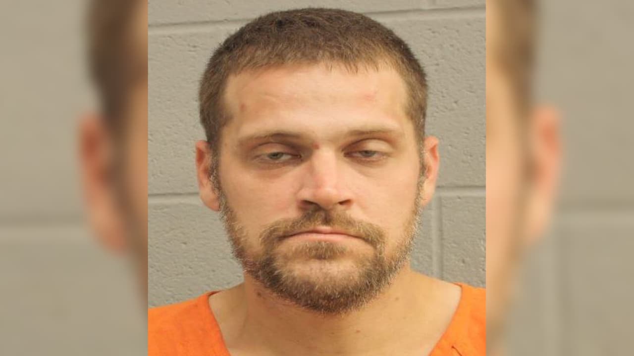 Arrestan a un hombre acusado de robar un camión e iniciar una persecución: chocó en el Aeropuerto Bush