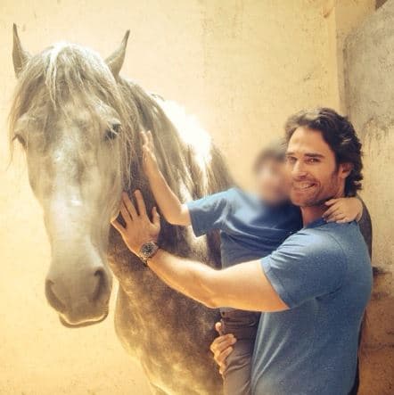 En junio de 2014 el protagonista de 'Teresa' compartió por primera ocasión una foto de su hijo 'Santi', como le llama de cariño al menor.